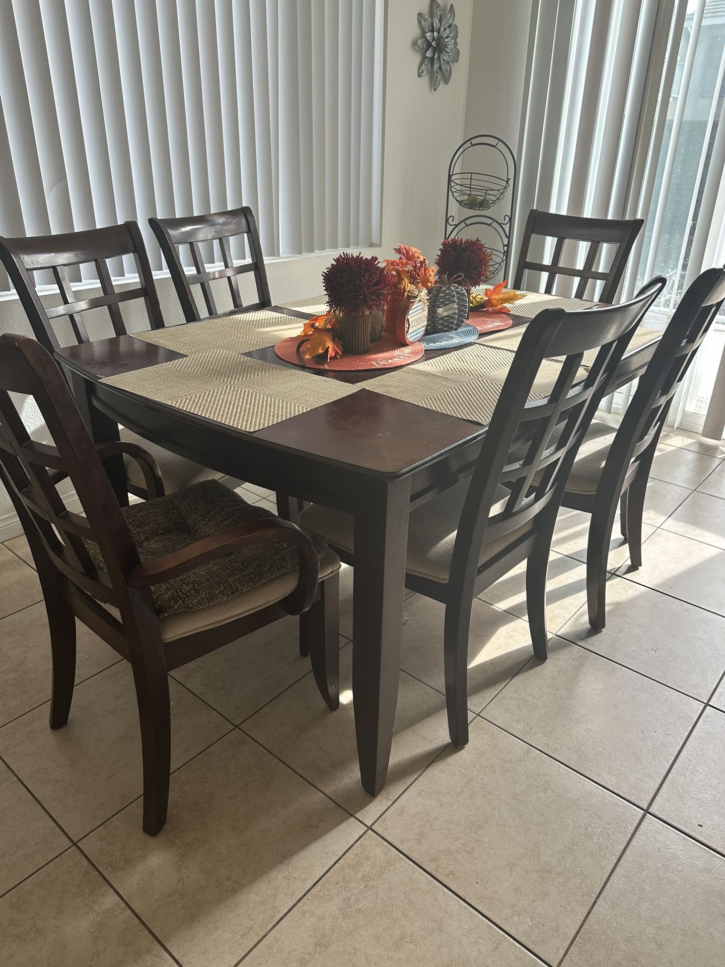 Dining table And 6 Chairs