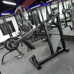 MegaMASS Pendulum Squat 