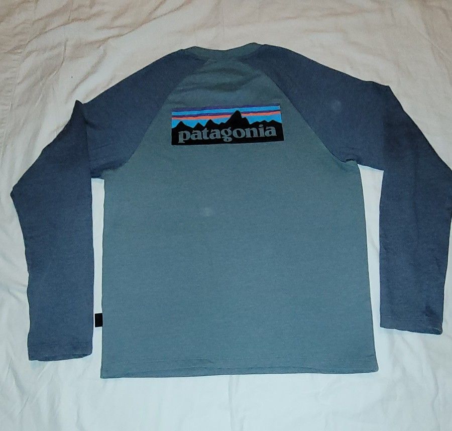 Patagonia Mens P-6 Logo Lightweight Crew Sweat Shirt. Size Small