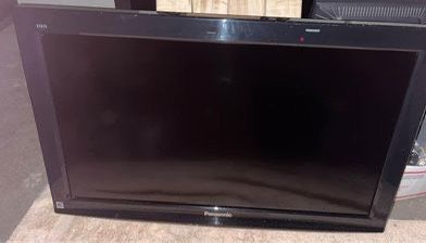 Panasonic 32” LCD TV Model: TC-L32C22 with wall mount