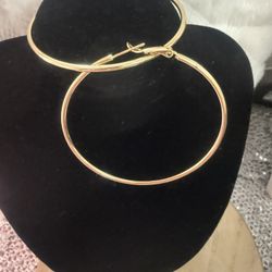 Gold plated with four layers of 14k gold, suitable for daily use, can get wet, very good quality, does not harm the skin, 