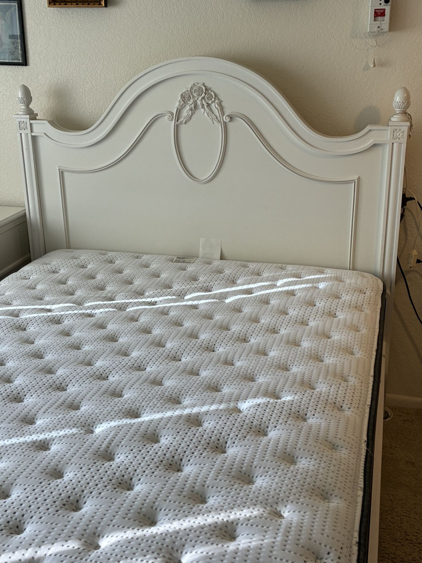 Bedroom Set 4 Pieces FULL Size See Chart.