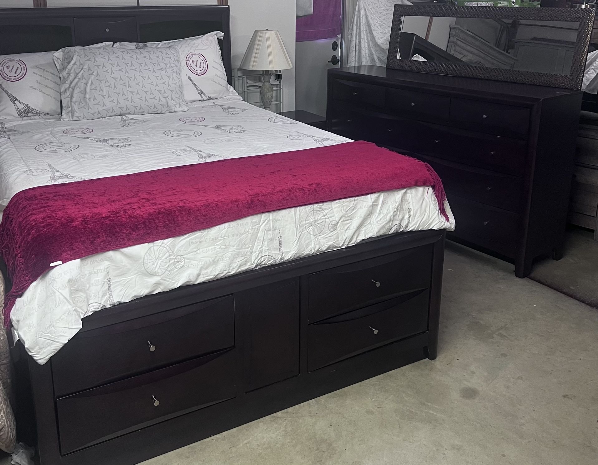 Queen Size Captain Bed with eight drawers of storage at the base of the bed. Includes a nightstand and dresser with nine drawers. Hablo españ español