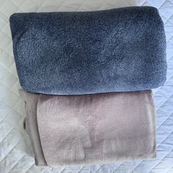 Soft fleece blankets – like new