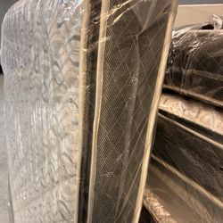 Full Mattress Pillow Top Medium W/ Boxspring 