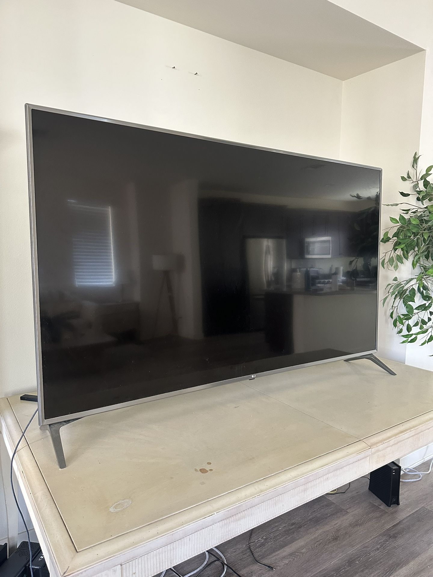 70 Inch LG TV with 3D Goggle Set