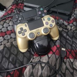 PS4 2 CONTROLLERS, CHARGING BASE 