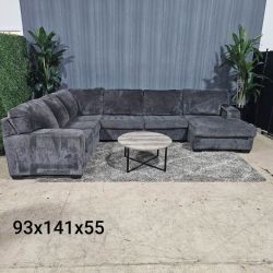 🛋️ Large Ushaped Sectional Sofa (Delivery Available!! )