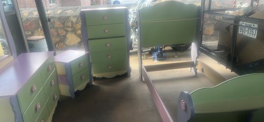 5 piece girls Bedroom Set Multicolor in great condition