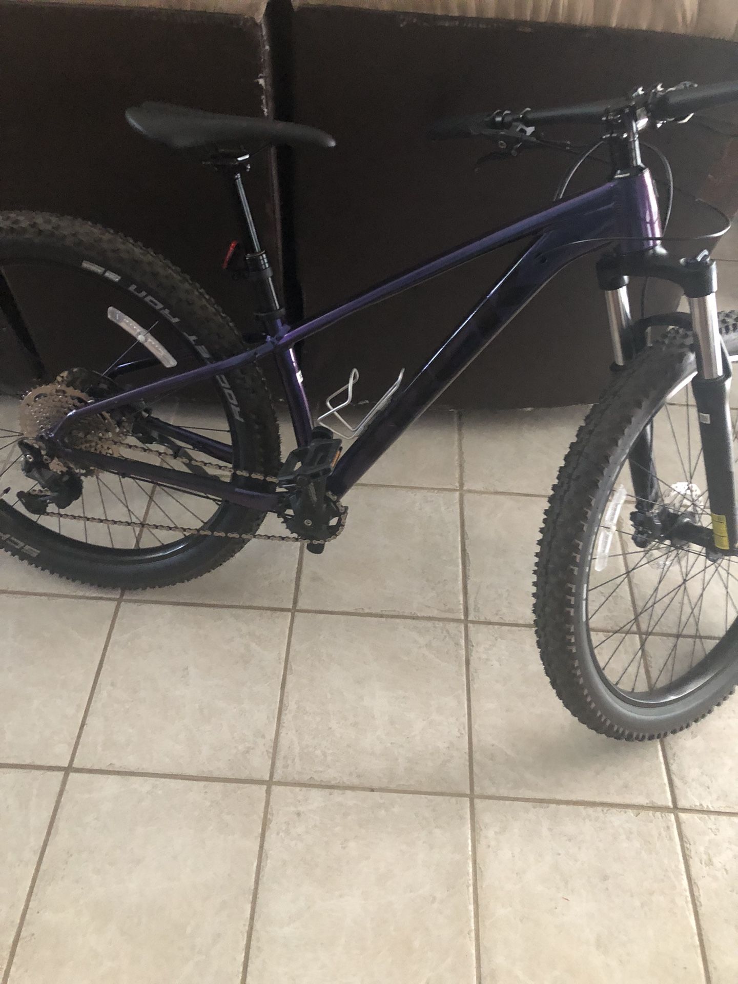 2021 Like New Trek Roscoe Mountain Bike XS, 2” Mt. Tires; Deore Components; 10 Speed