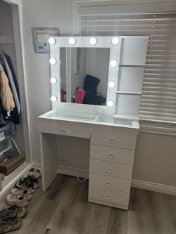 Makeup Vainty With Shelf Included 