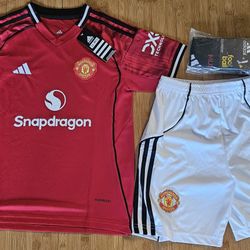 2025 manchester united Home soccer kids size

Full kit 

Comes with jersey, shorts and socks 

Size available:
#22 5/6 years old
#24 6/8 years old
#26