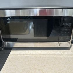 GE Countertop Microwave 1.1 Cu. Ft. – 950 Watts – Works Great