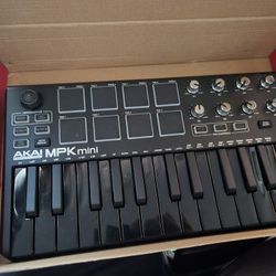 Studio Drums And Keyboard Akai Mpk Mini