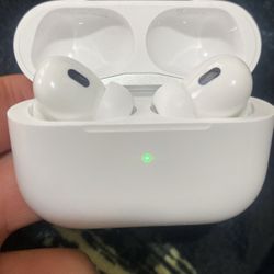 AirPods Pro (2nd Gen) With MagSafe Charging Case