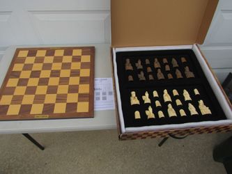 Ambassador "Isle of Lewis" Deluxe Chess Set with Wooden Board Unused
