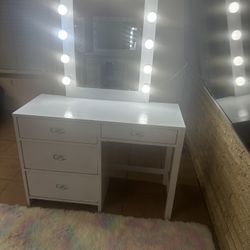 ✅❤️ Vanity With Mirror Including 14 Bulbs!  Excellent condition! Sold As Is