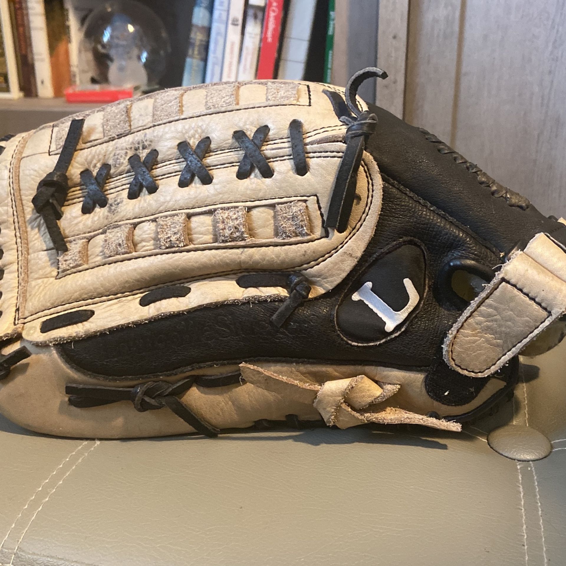 Louisville Slugger Dynasty 13.5” LHT Softball Glove