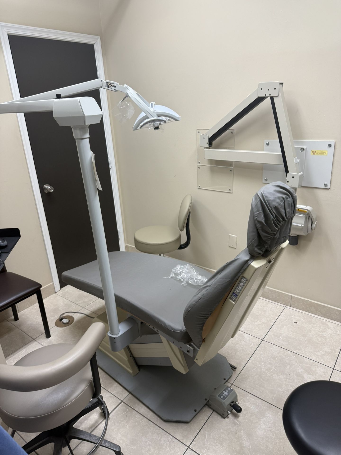 Fully Functional Dentist Chairs With Light