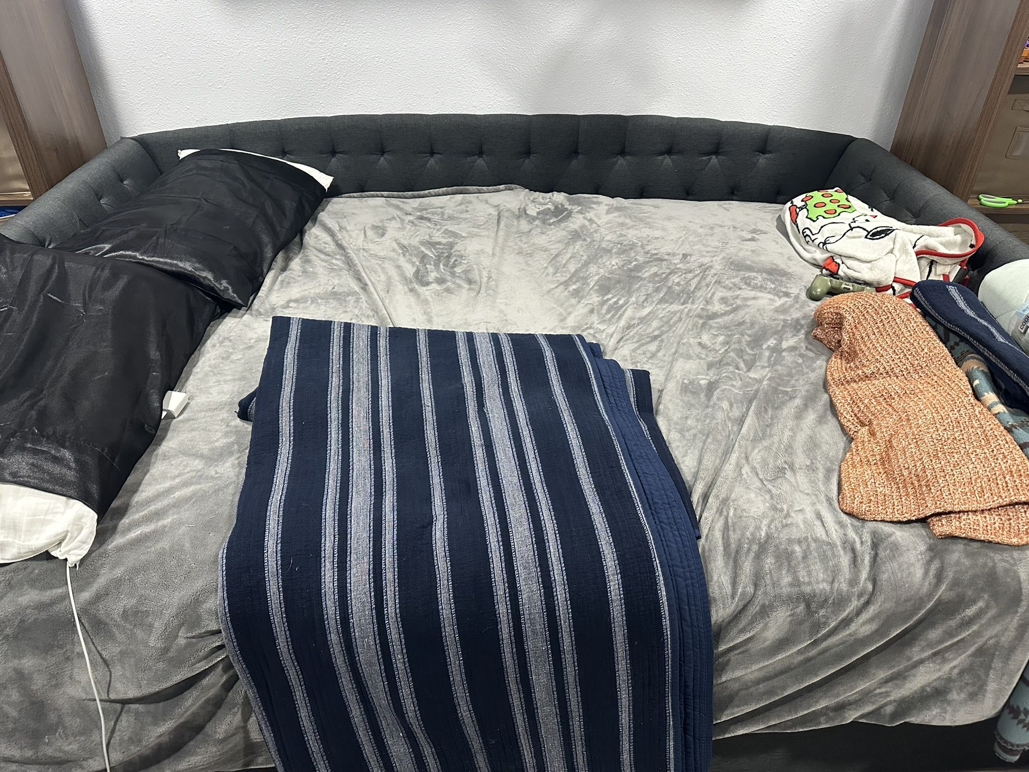 Queen Bed With Twin Trundle