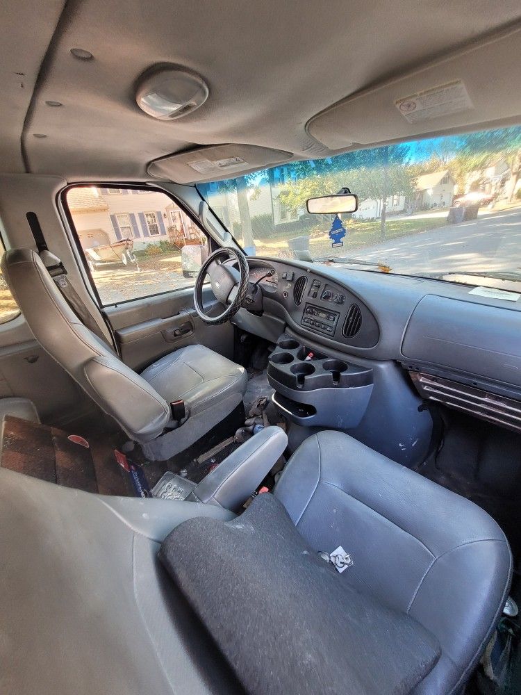 2005 Ford E-350