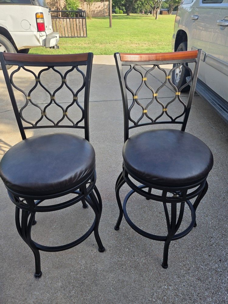 2 NICE SWIVEL SEAT BARSTOOLS