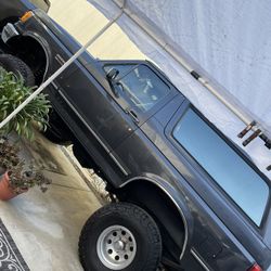 1988 Ford Bronco 5.0 Needs a new home. Runs But Needs Front End Work To Drive. 