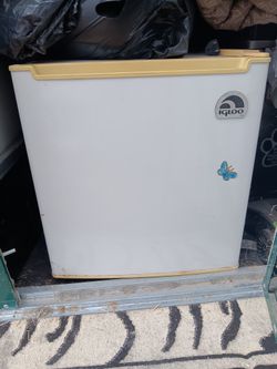 IGLOO Tabletop Mini Fridge W/small Freezer