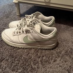 Nike dunks 25$ size 10