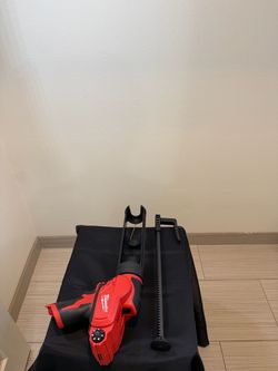 Milwaukee M12 Adhesive and Caulking Gun