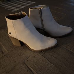 Woman’s boots size 7.5 new