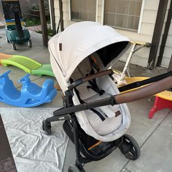 Maxi Cosi Travel System & 2 Bases