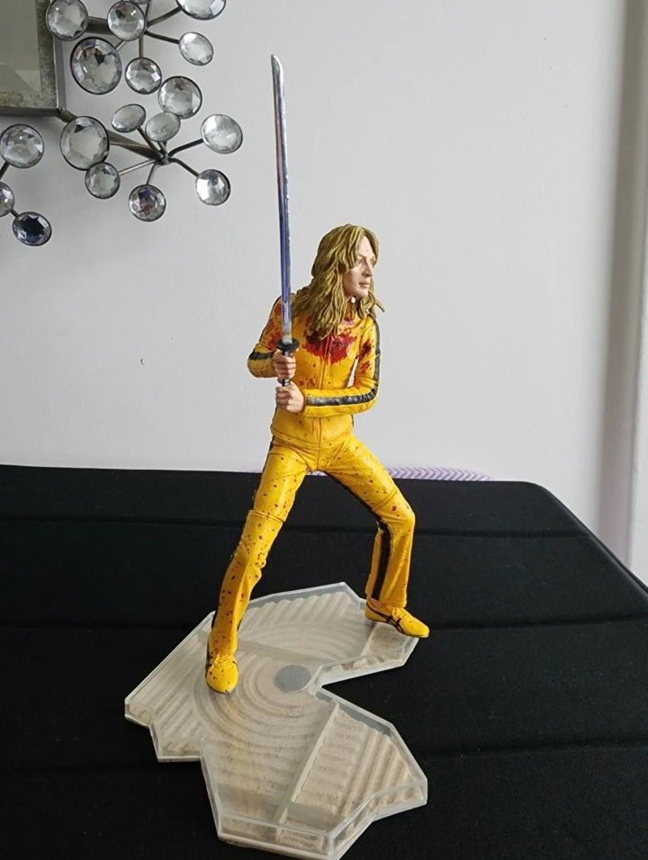 NECA KILL BILL 7 INCHES ACTION FIGURE THE BRIDE UMA THURMAN + KATANA + CHAIR LEG