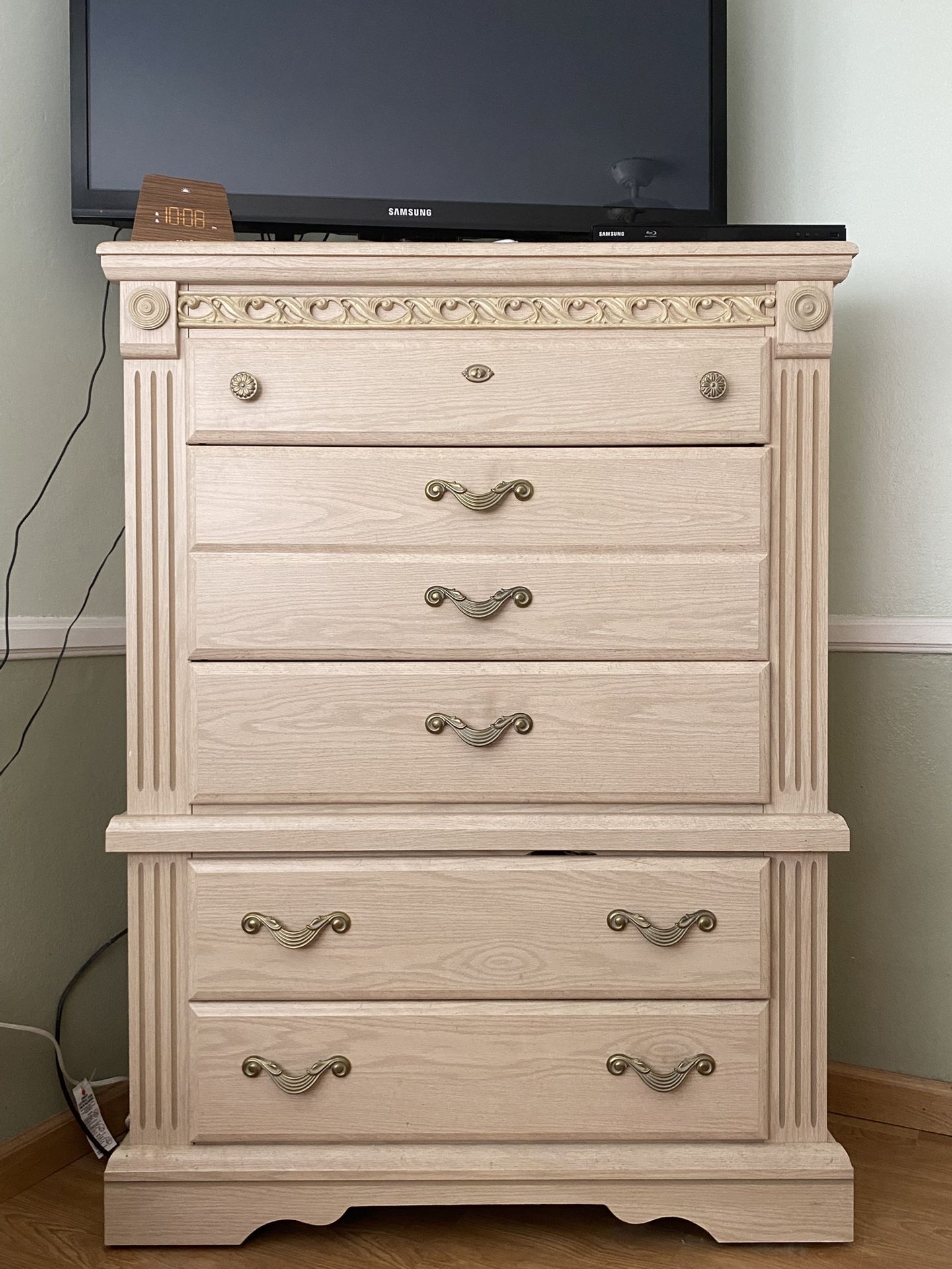 WOOD CHEST WHITE WASH COLOR EXCELLENT CONDITION