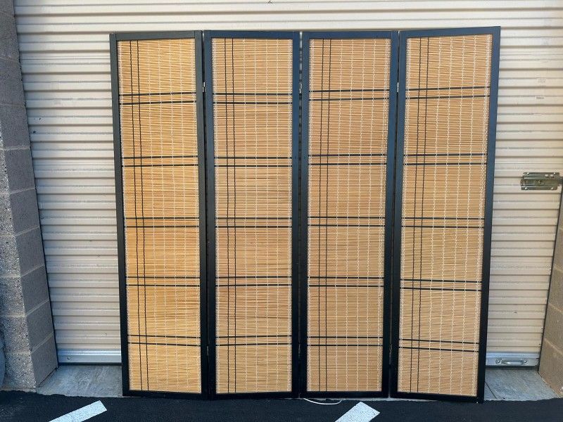 Four panel folding room divider/panel de 4 partes plegables para dividir espacios