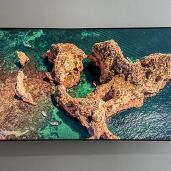 Samsung 82” QLED 4K TV $650 - Excellent Condition