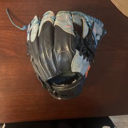 Aria Baseball Glove Pushing p 11 3/4