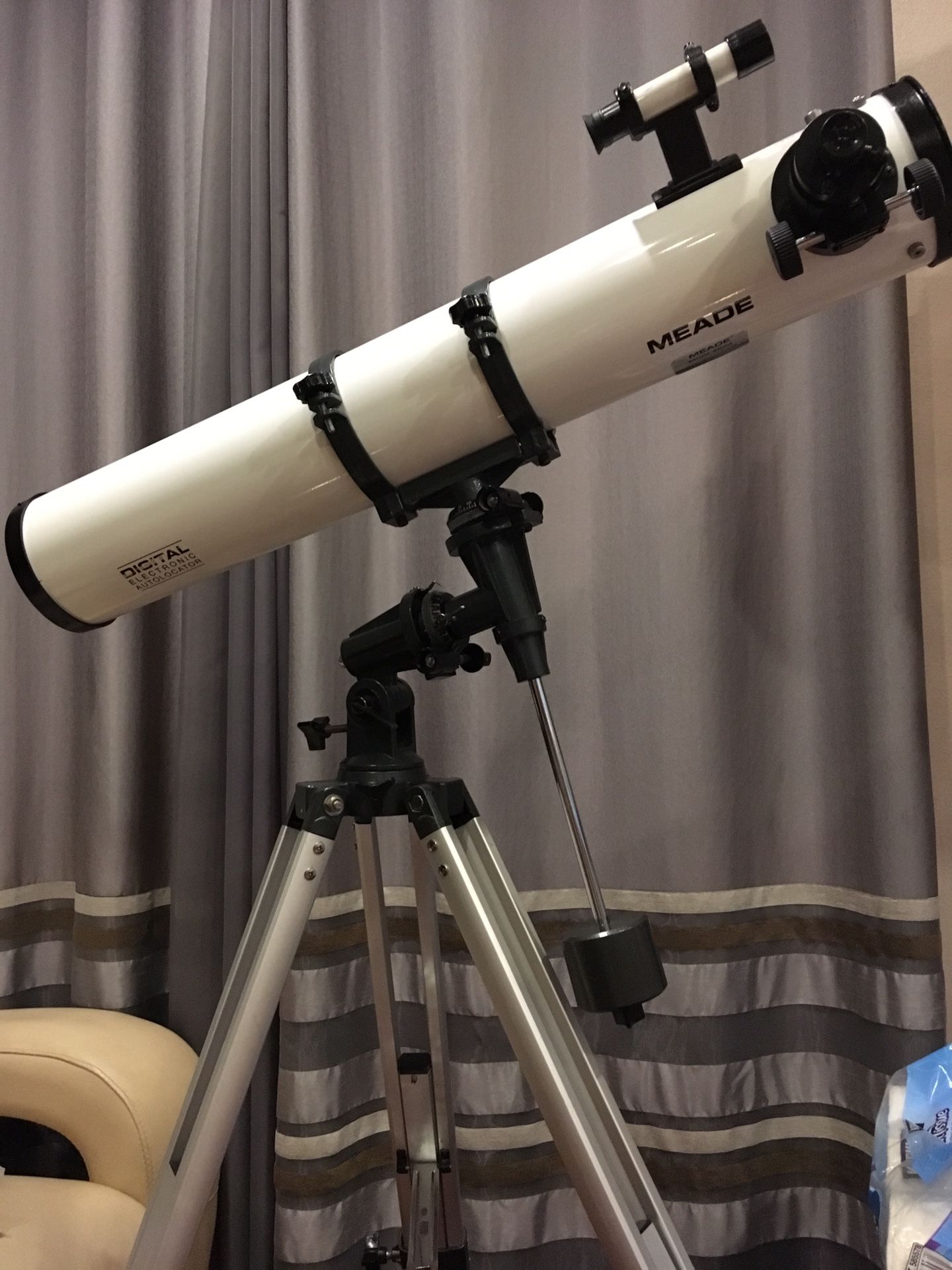 MEADE Professional Telescope 114x910 with Electronic Controller, 3 Eyepieces Lenses and Barlow Lens