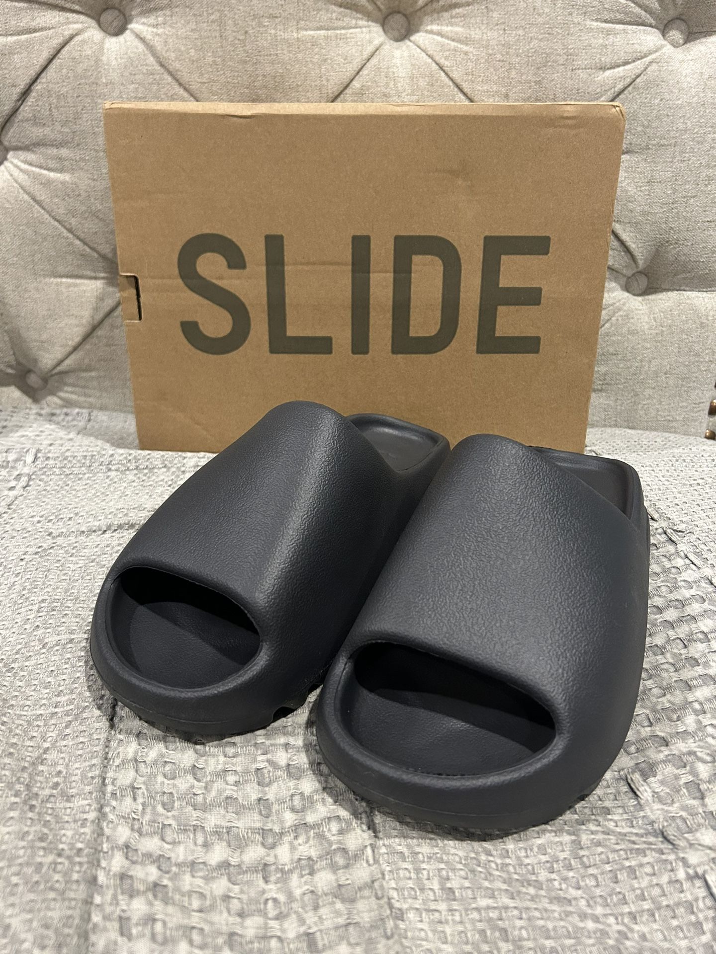 addidas yeezy slides men’s size 9 /90$