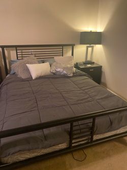Moving & Downsizing! 😊 Complete Bedroom Package – Black Metal Bed, Mattress & Dresser – Excellent Condition