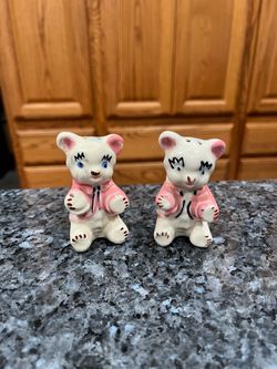 Vintage Shawnee Pottery Bears Pair of Salt and Pepper Shakers.   Hand Painted.  Size approximately 2 1/2 inches tall .  Preowned the bottoms have a li