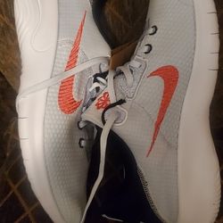 New Tennis Nike Size 9.5  For Men 