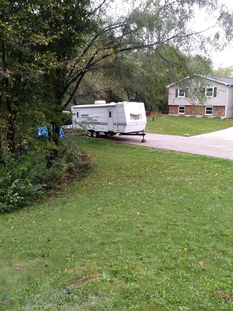 29 Foot Cherokee Camper 2002