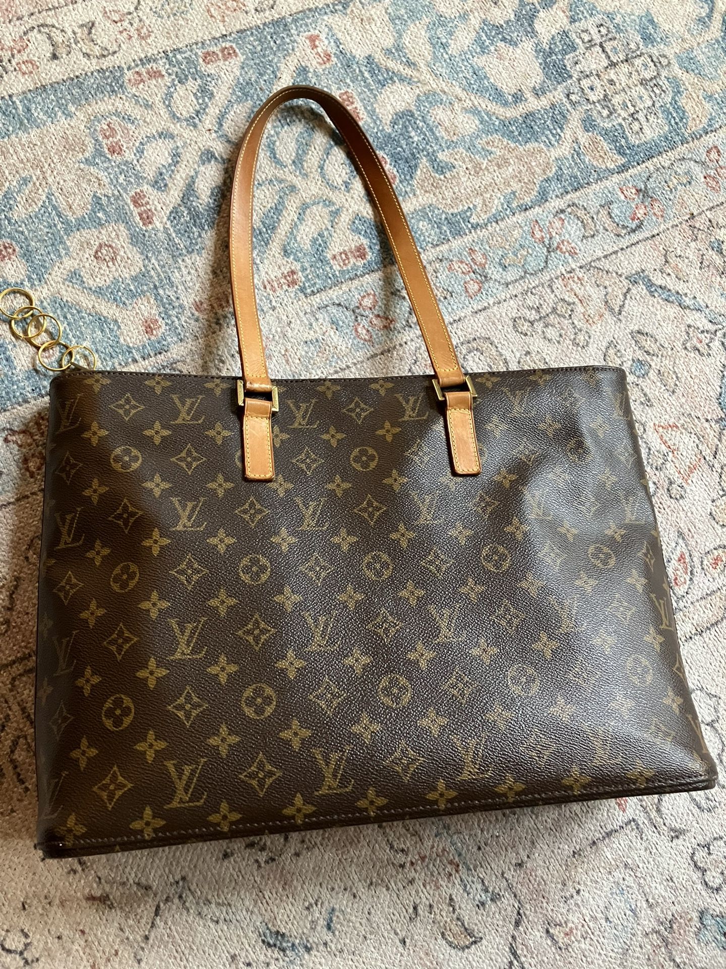 Authentic Louis Vuitton Luco Purse Shoulder bag-excellent Condition for  Sale in Dacula, GA - OfferUp