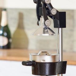 Imusa. Orange and lemon squeezer