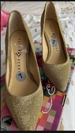 NEW Sz 7 Gorgeous Gold Comfortable Hills SALE $25 🍀