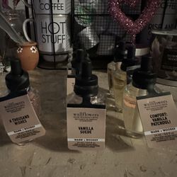 Bath And Body Works Wall Flowers Bundle 