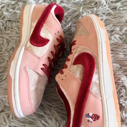 Size 7 Men’s Nike Dunk Low SB x StrangeLove Valentines Day CT2552-800.  
