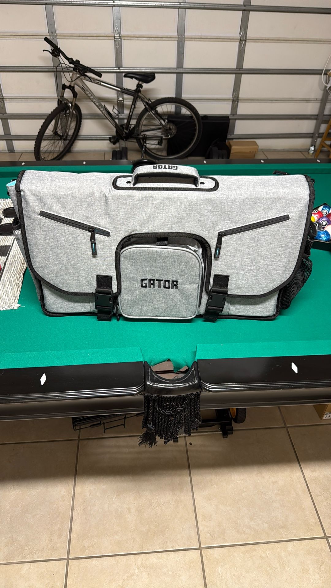 Gator G-CLUB Limited Edition Messenger Bag for 25-Inch DJ Controller LN