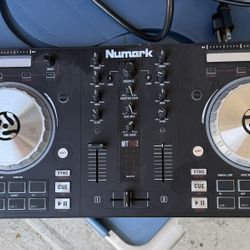 Numark MixTrack Pro 3 Serato DJ USB/Midi Controller MixTrack Pro III
